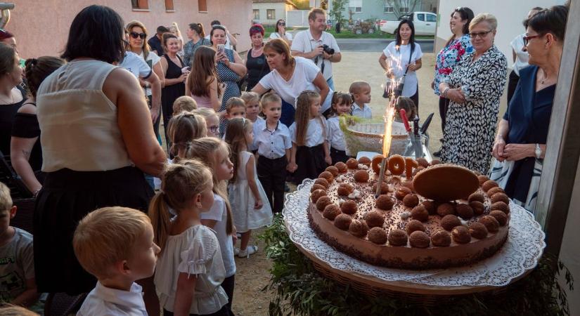 Százéves az alsósági óvoda - Celldömölk legelső gyermekintézményének születésnapi ünnepségén összeért a múlt és a jelen