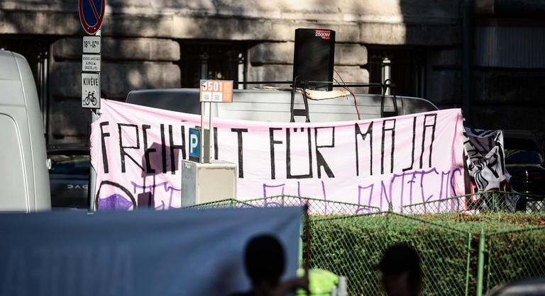 Üvöltözés és tüntetés a bíróság épülete előtt, folytatódott az antifa támadások tárgyalása