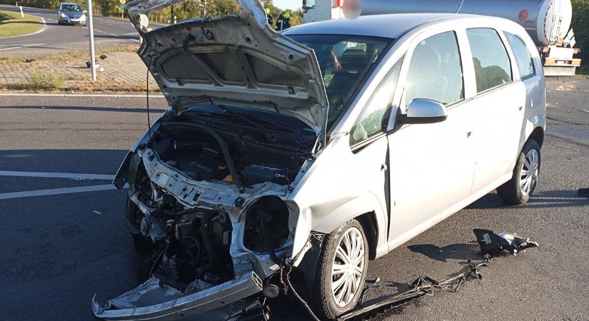 Kamion és személyautó ütközött Gyulán, a 44-es főúton