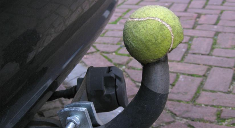 Ezért raknak sokan teniszlabdát a vonóhorogra
