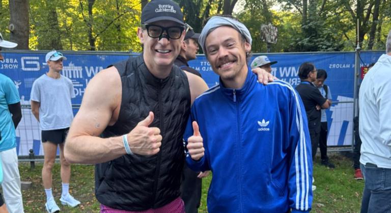Álruhát öltött Harry Styles, majd lefutotta Berlinben a maratont