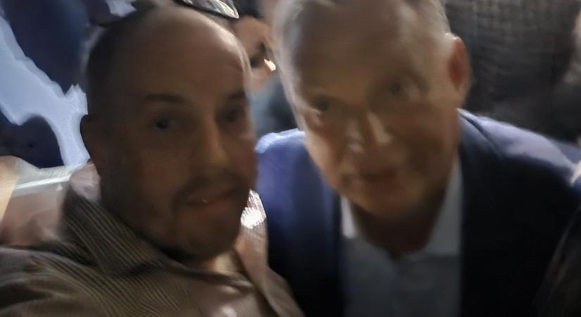 Orbán Viktor azzal a Bede Zsolttal szelfizett, aki korábban horogkeresztes zászló előtt karlendített