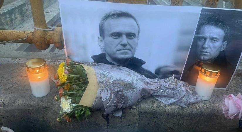 Hadházy Ákosék a lerombolt Navalnij-emlékműhöz vonulnak