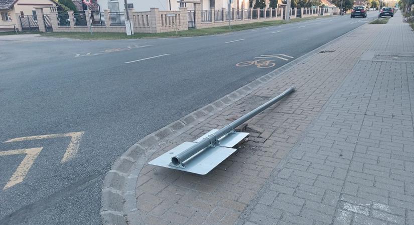 Kidöntött egy közlekedési táblát, de egy apró nyom elárulta az ásotthalmi sofőrt