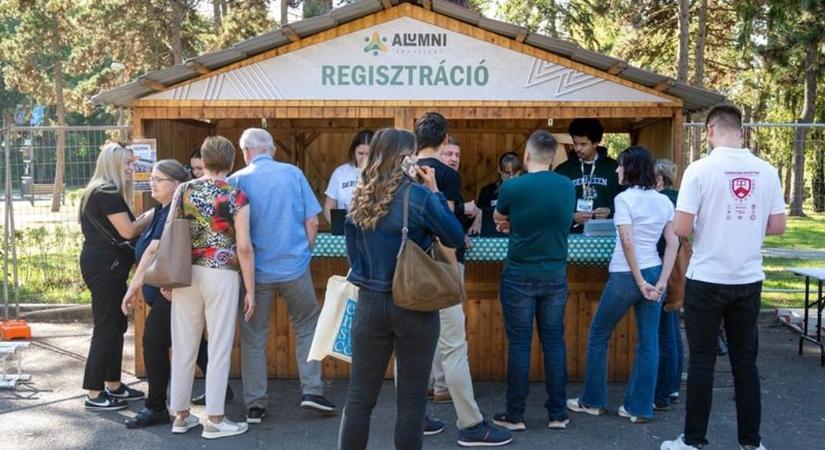 Több mint ezer öregdiák ünnepelte együtt az összetartozást a Debreceni Egyetem Alumni Fesztiválján – videóval