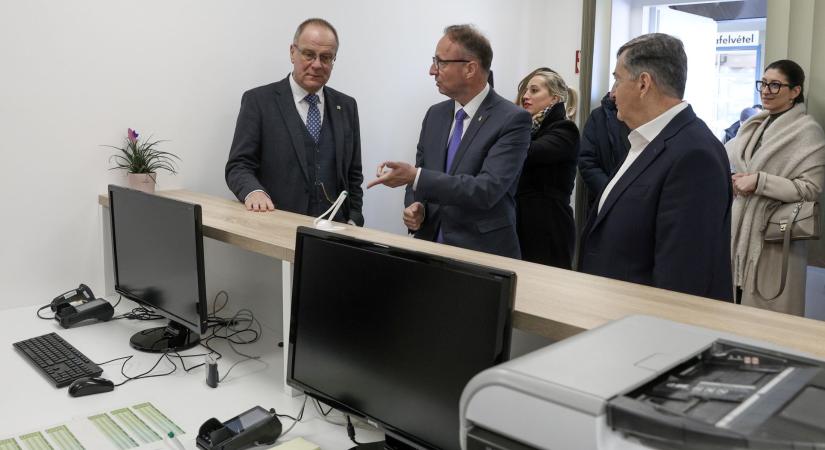 Mészáros Lőrinchez köthető autókereskedésben nyílt autós kormányablak