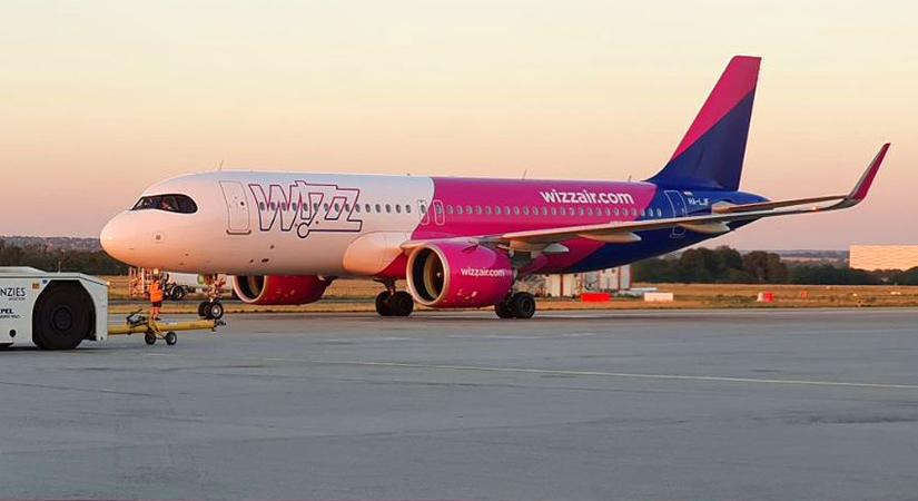 Balhé a WizzAir egyiptomi járatán: egy lopással meggyanúsított, dohányzó utas miatt késett 3,5 órát a repülő