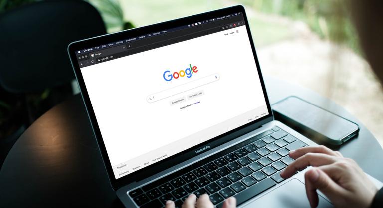Eljött a nagy nap, átrendezik a választási paklit a nagy tech cégek