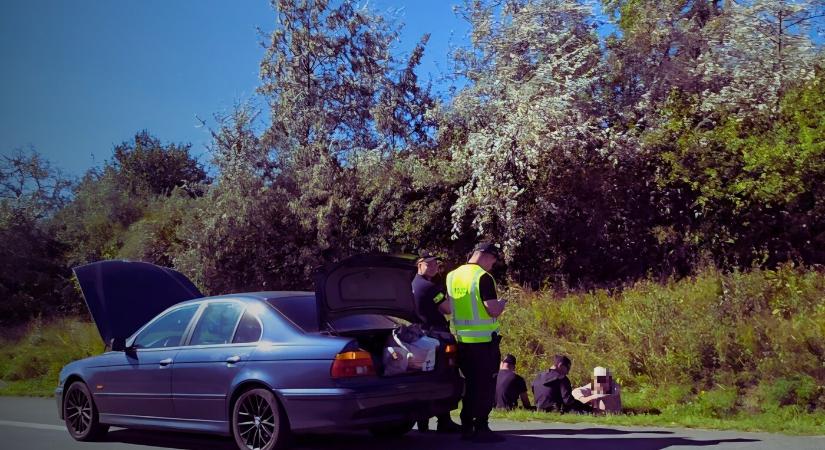 Embercsempészet miatt nyomoznak: a sofőr megszökött, utasait elfogták