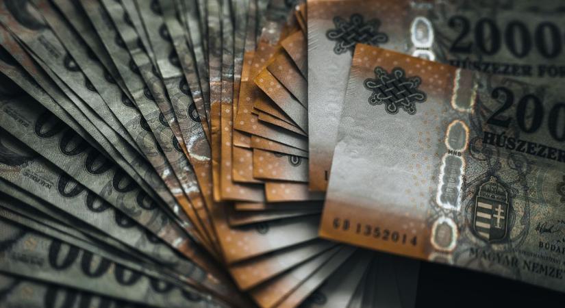 Úthengerként gázol át az eurón és a dolláron a forint, a román lej már a kanyarban sincs