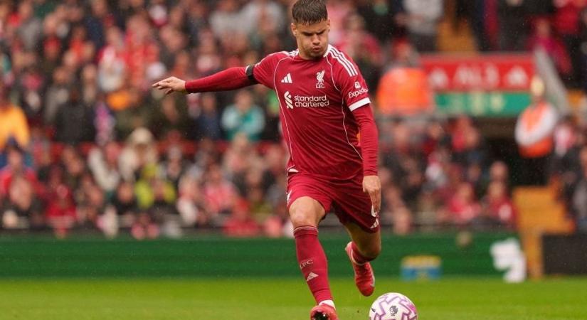A Liverpool magyarja 200 milliós autóval jár: bár nemrég Skodát vezetett, nem először látni luxusautóban – az angol szurkolók is ámuldoznak