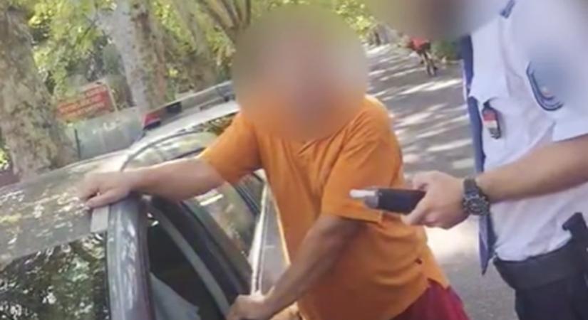 Olyan részeg autóst szondáztattak Siófokon, hogy a kocsijába kellett kapaszkodnia, el ne essen