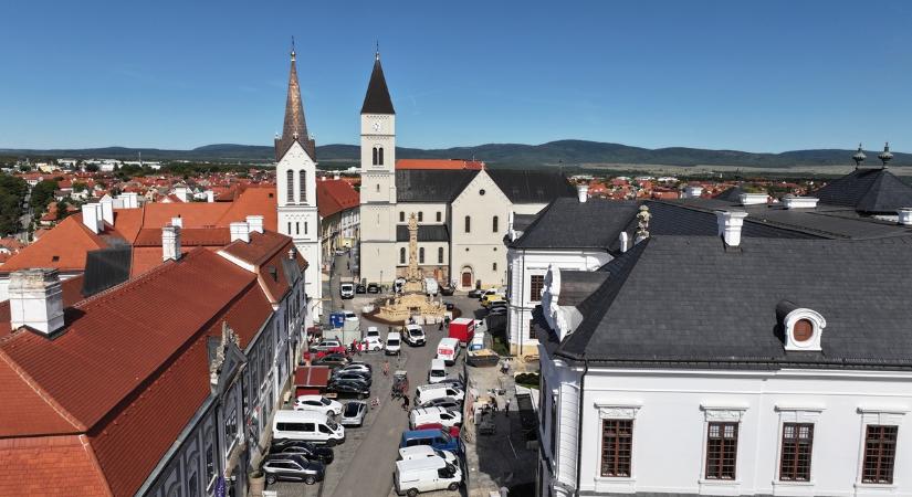 Újraszentelés és újabb titkok feltárulása Veszprémben.