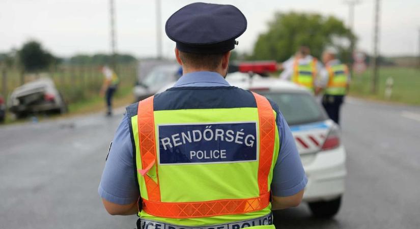 Felborult autó miatt halad félpályán a forgalom a 33-as főúton