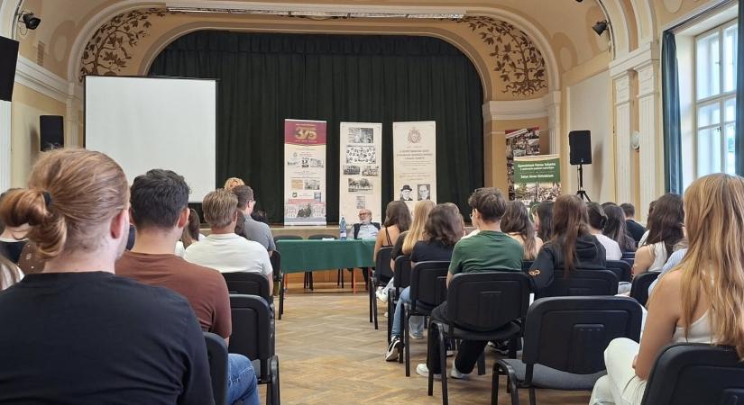 Író-olvasó találkozó a Selye János Gimnáziumban Tóth Lászlóval