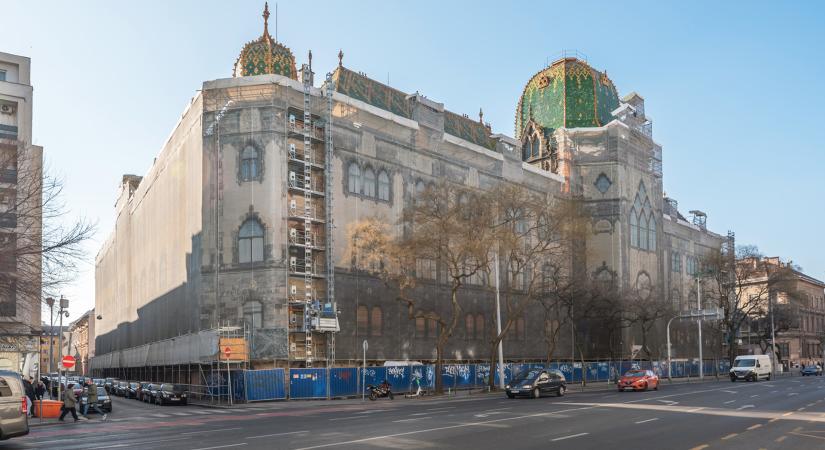 Élőlánccal követelték az újranyitást az Iparművészeti Múzeum dolgozói