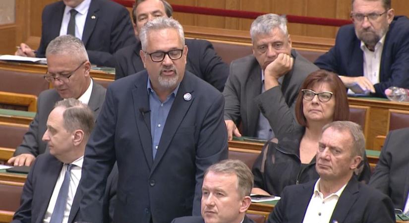 Arató Gergely Orbán Viktornak: Ön harcosokat toboroz és poloskákat kerget seprűvel