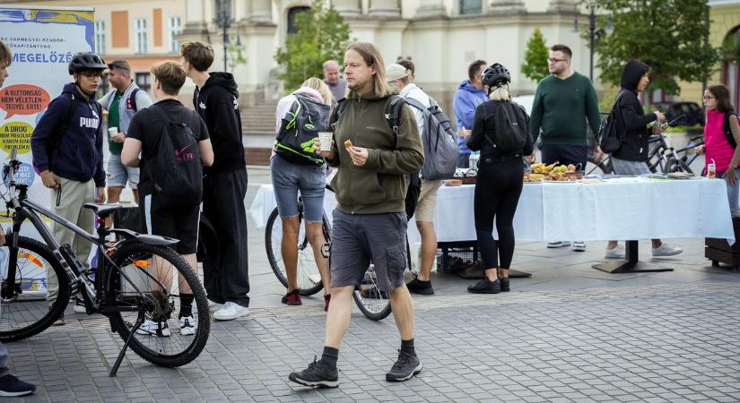 Autó helyett kerékpár: reggelivel jutalmazták a bringásokat Egerben fotók, videó