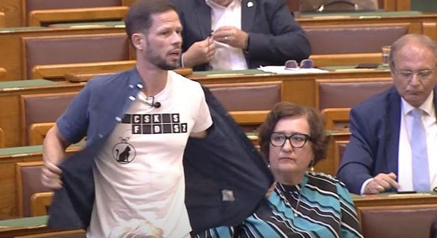 Tordai Bence vetkőzni kezdett az Országgyűlésben