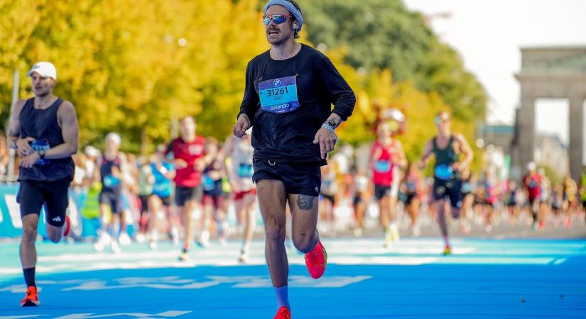 Harry Styles három órán belül futotta a Berlini Maratont