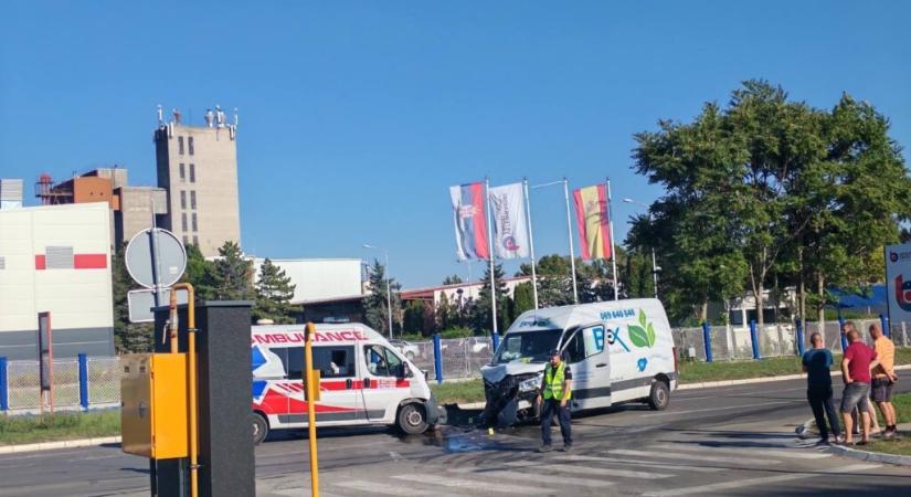 Mentőautó és futár karambolozott Szabadkán