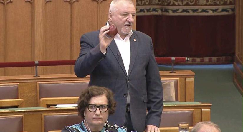 Komjáthi Imre almával a kezében keresett hasonlóságot Orbán Viktor és önmaga közt