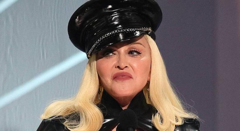 A 67 éves Madonna átlátszó szettben pózolt: alig takarja idomait a csipkés ruha
