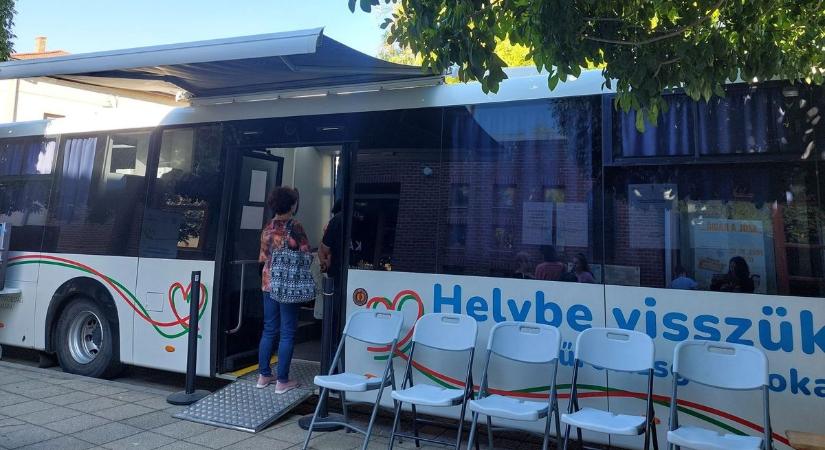 Különleges busz gördült be Abonyba