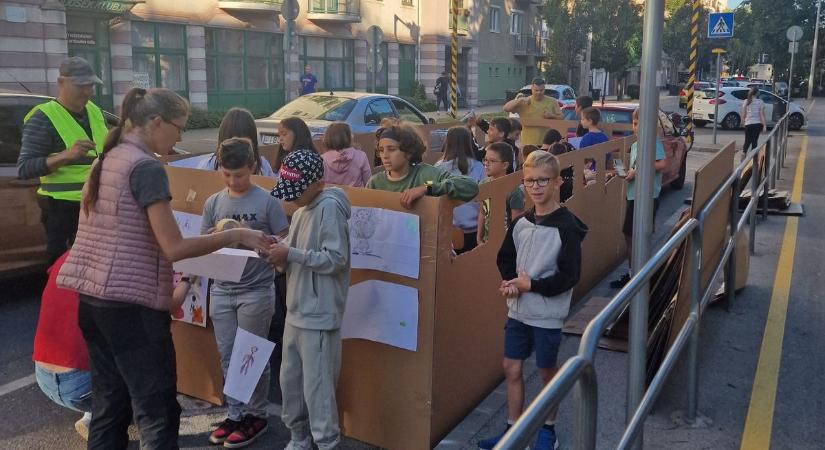 Gyerekek hívták fel a figyelmet az autómentes közlekedésre Győrben