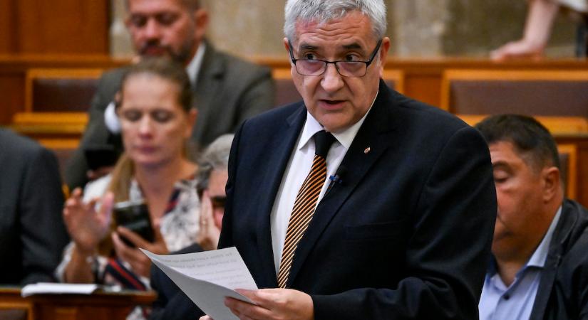 Amíg az ellenzék óbégat, addig a kormány közösen dönt az emberekkel