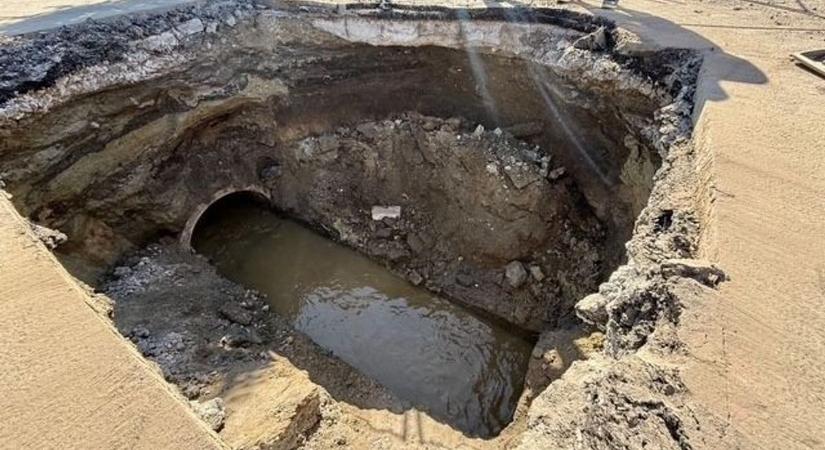 Újabb csőtörés borítja fel a forgalmi rendet, egy szennyvízcsatorna szakadt be