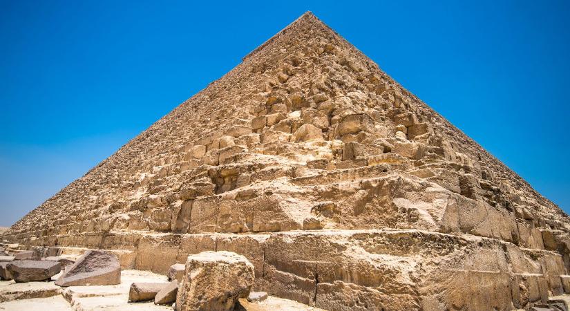 Nekiláttak, hogy lerombolják a nagy egyiptomi piramist, brutális vágást ejtettek a gigantikus építményen, a turisták évszázadok óta megrökönyödnek rajta