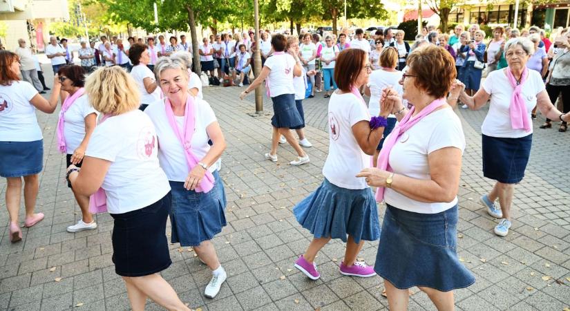 Ropták a táncot és gyalogoltak a szépkorúak Szolnokon: fontos célért, közösen tettek lépéseket – galériával, videóval
