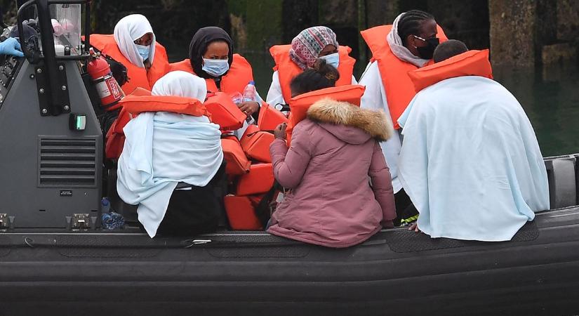 Angliában már a bevándorlók diktálják a feltételeket: a brit belügyminisztert is kiröhögik