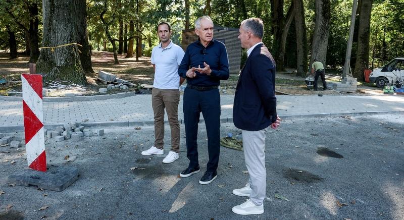 Megújultak a gyalogutak a Cseri parkban