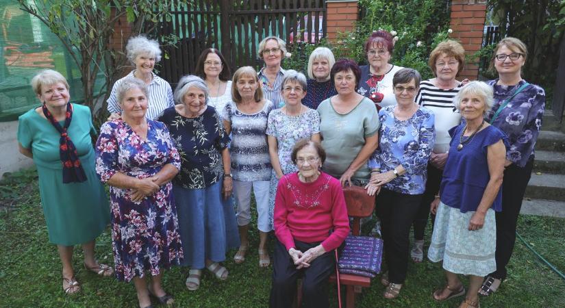99 éves osztályfőnök az ünnepelt a Kőrösy 1972-es osztálytalálkozóján