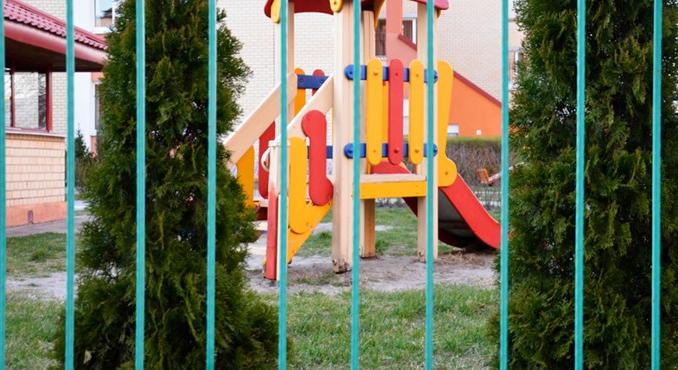 Gyerekek a pincében, elkerített udvar: botrány a kelenföldi bölcsőde körül