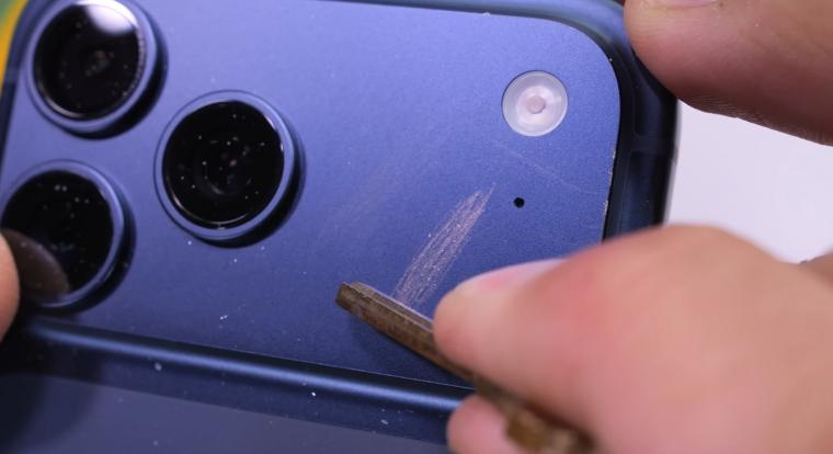 Nem kamu, tényleg baromi könnyen karcolódik szét az iPhone 17 Pro