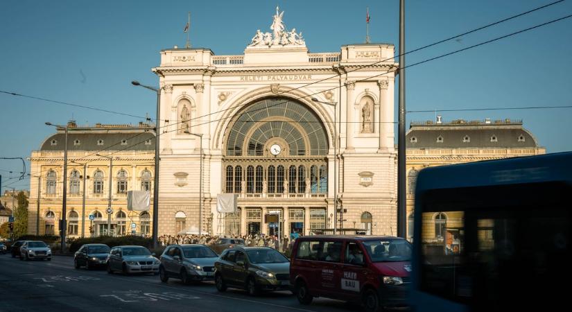 A Keleti pályaudvar fényshow-ja mindenkit figyelmeztetett: Egy rossz választás és mi is bevándorlóország leszünk (VIDEÓ)