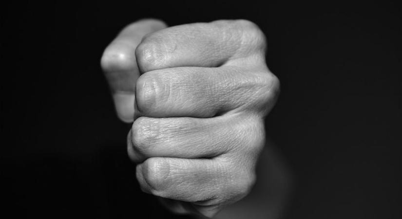 Berontott egy férfi az élettársa munkahelyére, majd megverte őt