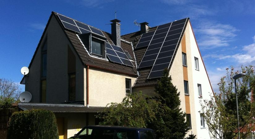 Már több mint 300 ezer háztartási napelem termeli az energiát Magyarországon