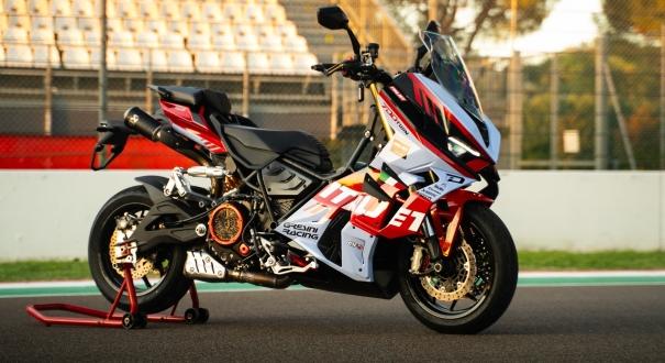 Moto2-piilóták mutatták be Imolában az új, 700-as Italjet Dragstert