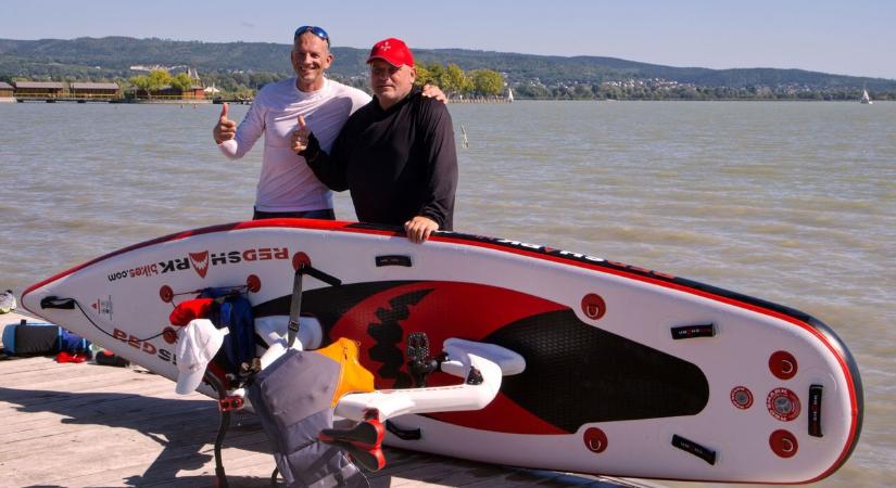 Vörös cápák fura járművel a Balatonon, a daganatos gyerekekért