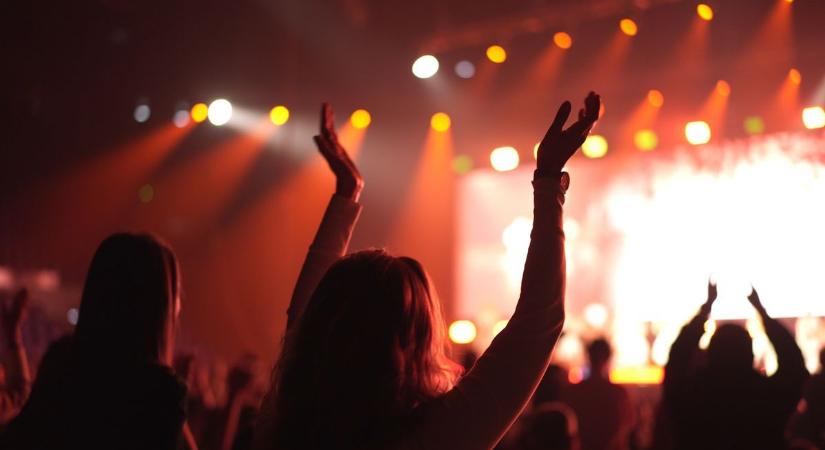 Makón dübörög tovább a Szerencsekoncert turné: többek között Nótár Mary és Opitz Barbi is fellép