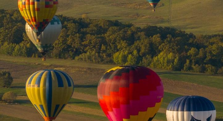 Ismét hőlégballonok díszítik az eget Nyárádköszvényesen