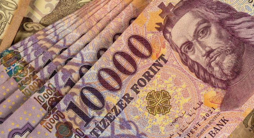 Gyengült a forint kedd reggelre a főbb devizákkal szemben