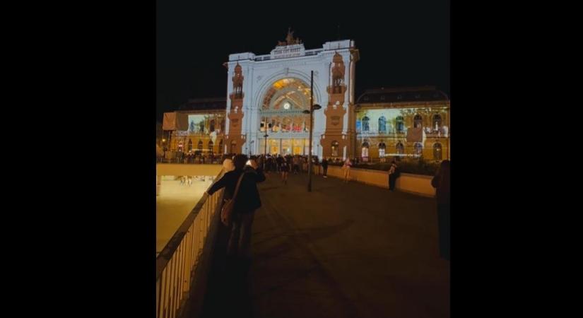 A menekültválság tíz évvel ezelőtti képeit vetítették ki a Keleti pályaudvar főépületére