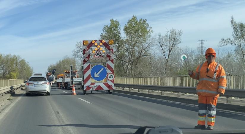 Ma délelőtt kátyúznak az algyői Tisza-hídon
