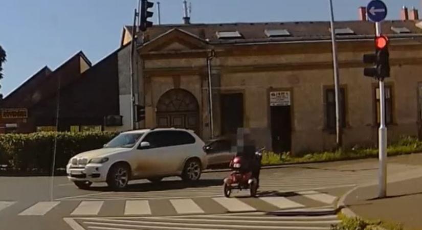 Nem törődött a nagyobbakkal a nyíregyházi mopedes, piroson át ment szembe a forgalommal – videó