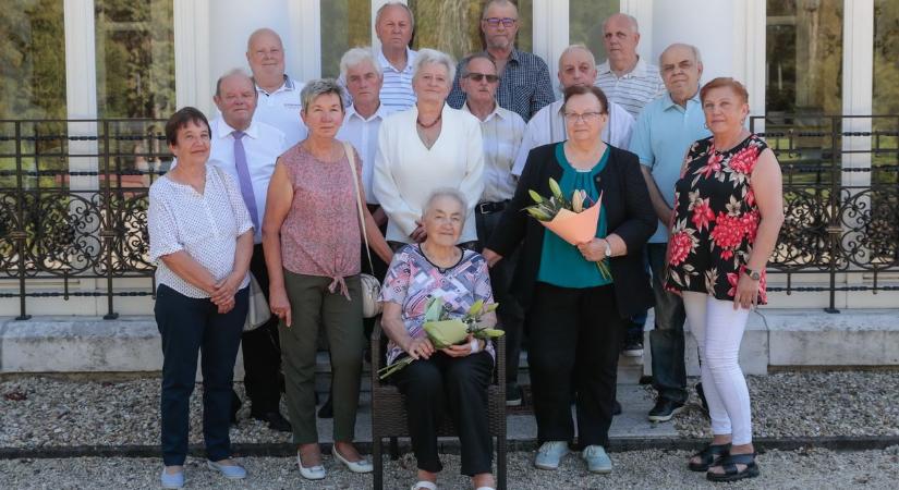 Meghatóan különleges 55 éves találkozó